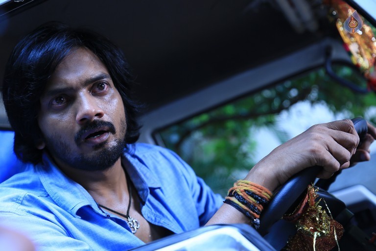 Araku Road Lo Stills - 20 / 38 photos
