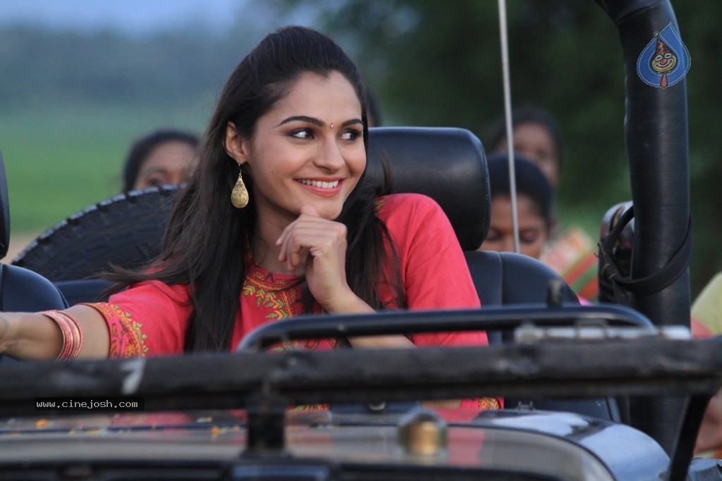 Aranmanai Tamil Movie Stills - 17 / 32 photos