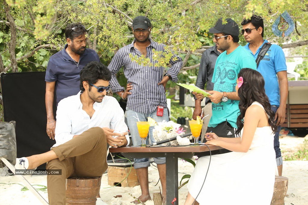 Arima Nambi Tamil Movie Stills and Posters - 40 / 48 photos