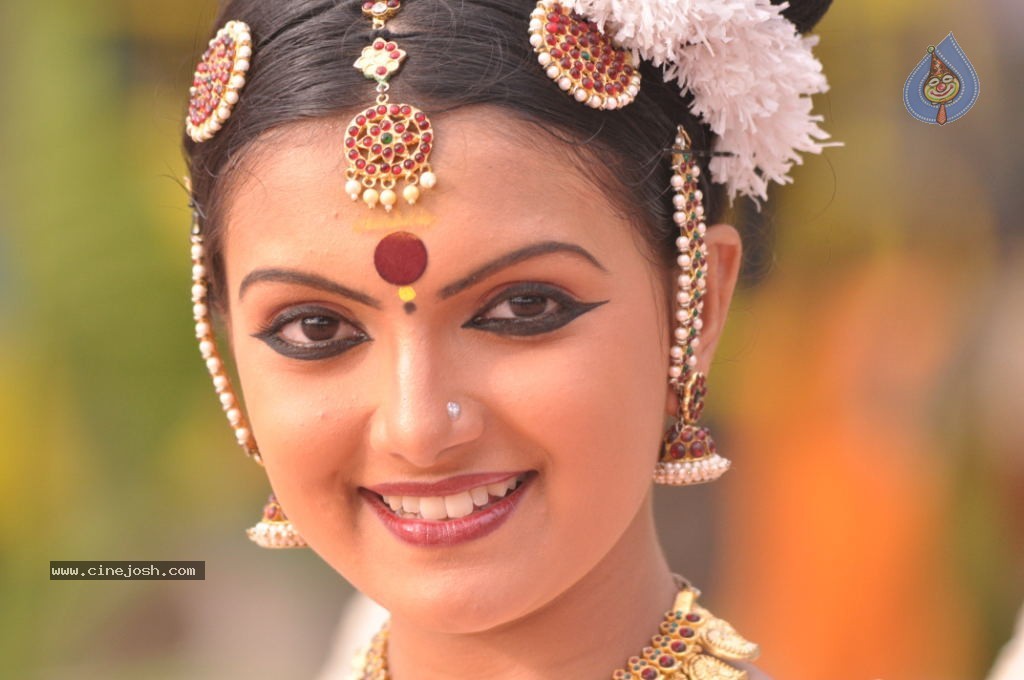 Arundhati Vettai Tamil Movie Stills - 3 / 48 photos