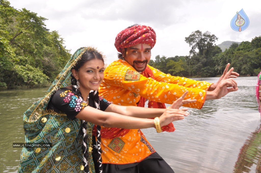 Arundhati Vettai Tamil Movie Stills - 40 / 48 photos
