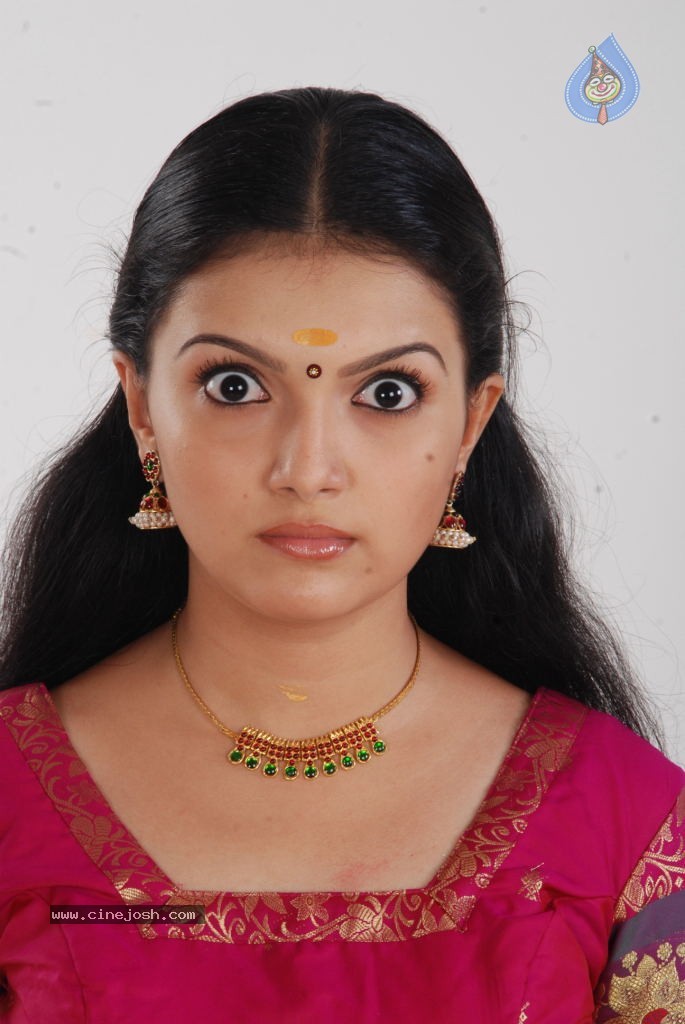 Arundhati Vettai Tamil Movie Stills - 43 / 48 photos