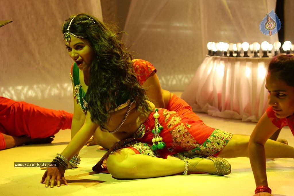 Athidhi Tamil Movie Hot Stills - 34 / 57 photos