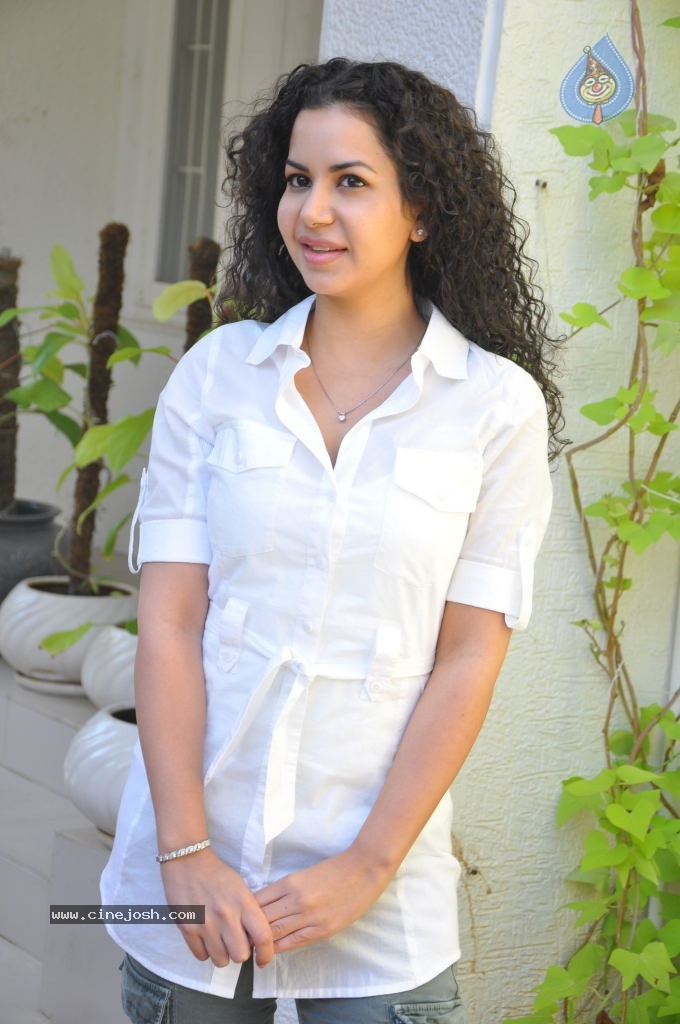 Ayesha Stills - 105 / 146 photos
