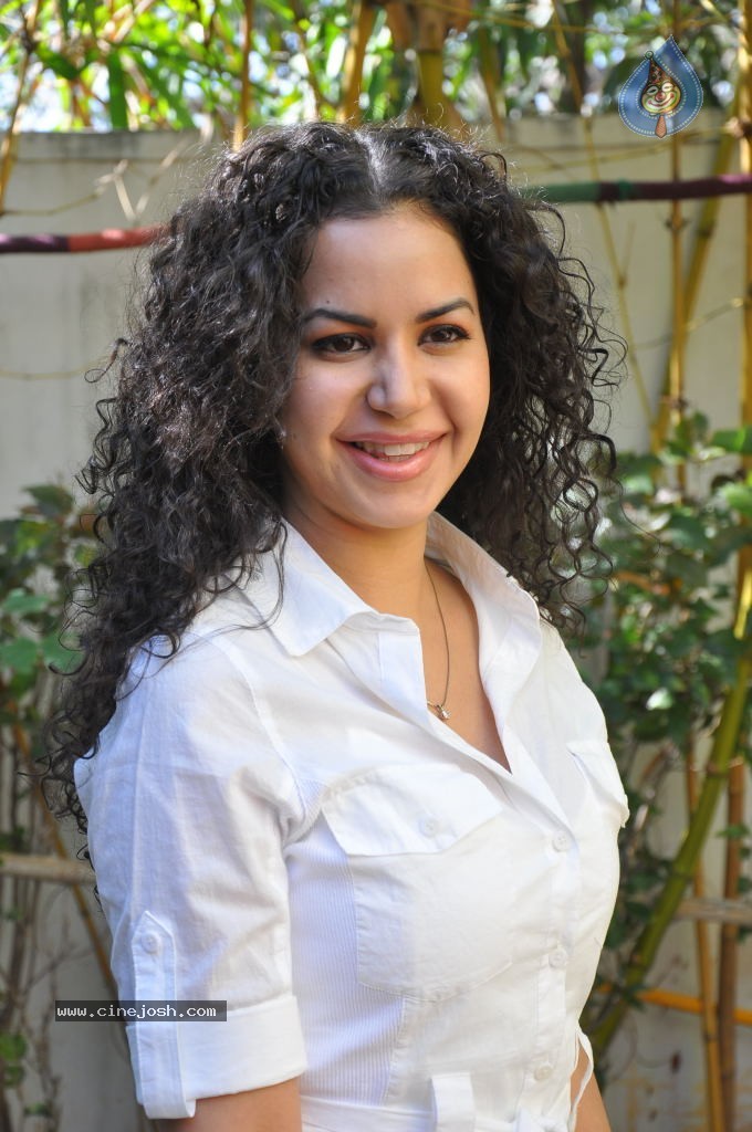 Ayesha Stills - 111 / 146 photos