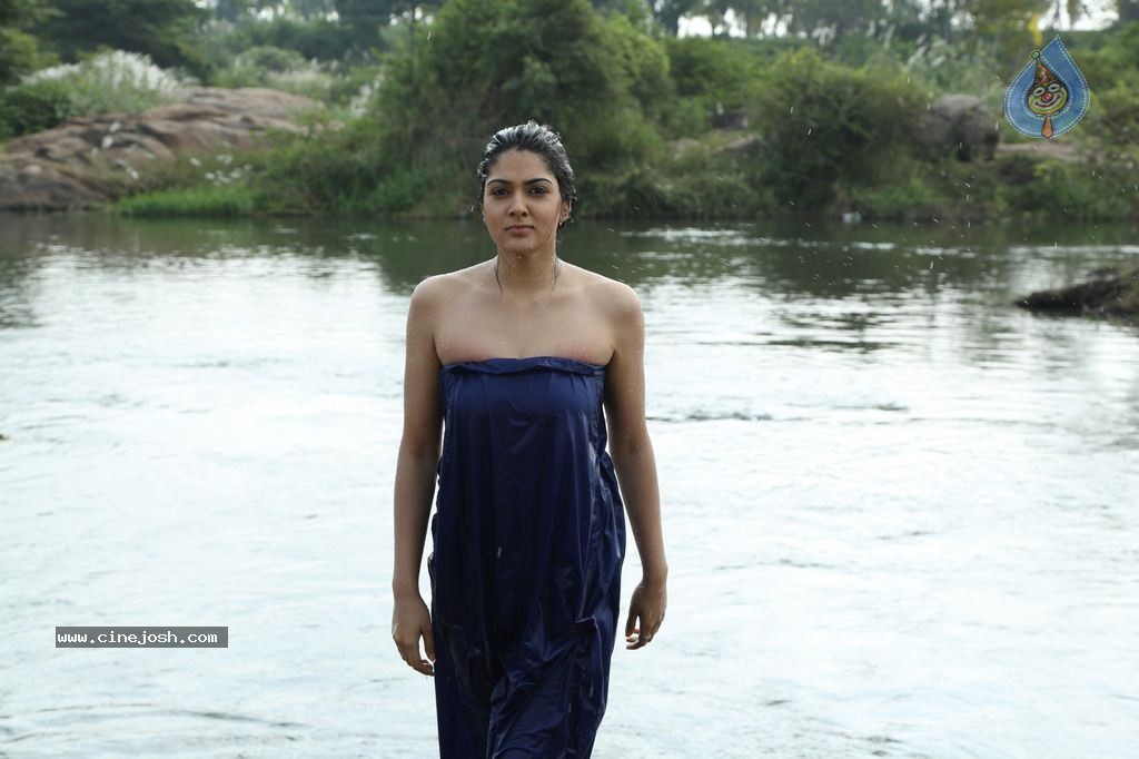 Ayirathil Iruvar Tamil Movie Stills - 35 / 40 photos