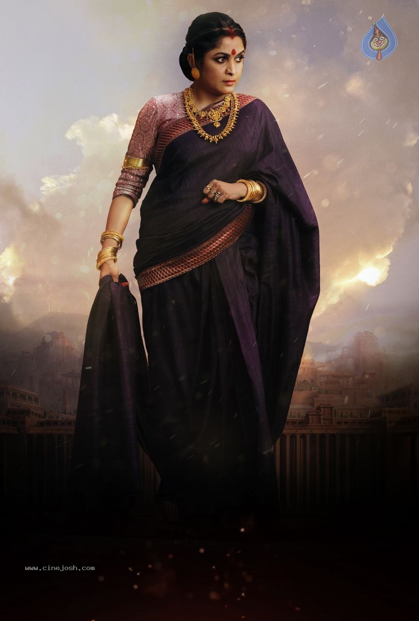 Bahubali Ramya Krishna Sivagami Look - 2 / 2 photos