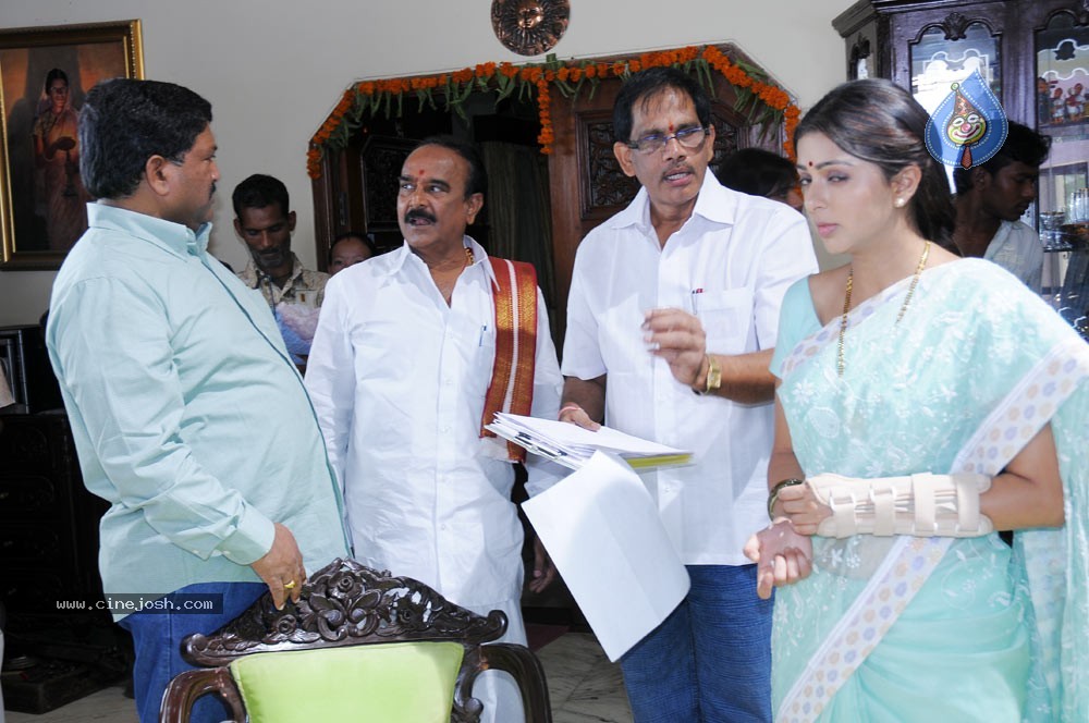 Bhumika Prakash Raj New Movie Stills - 103 / 148 photos