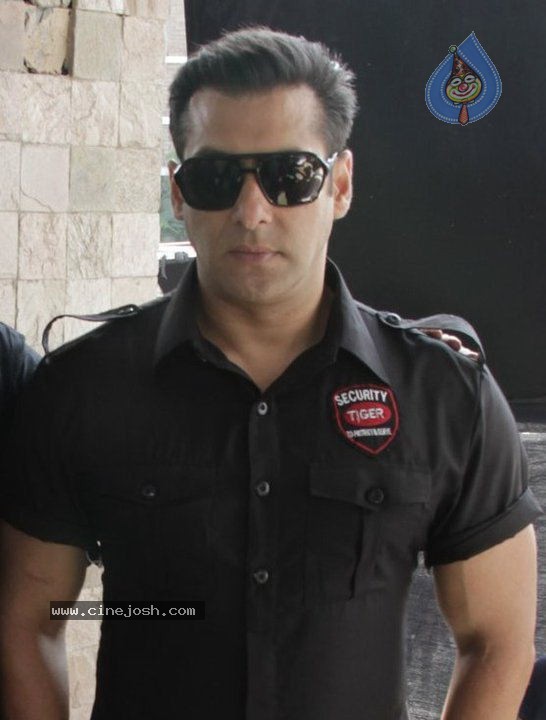 Bodyguard Bollywood Movie Stills - 8 / 11 photos