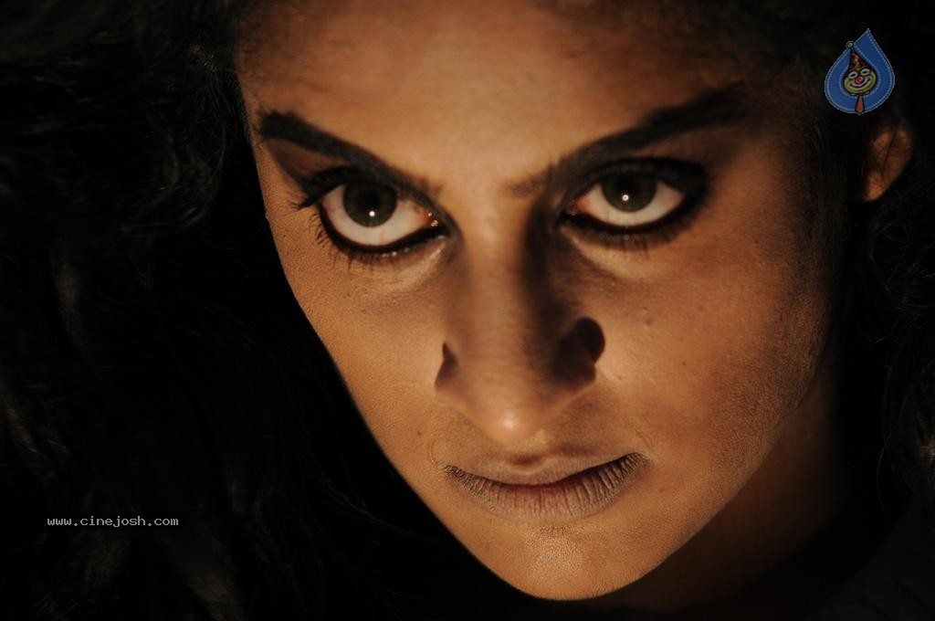 Calling Bell Movie Stills Photo 4 of 85