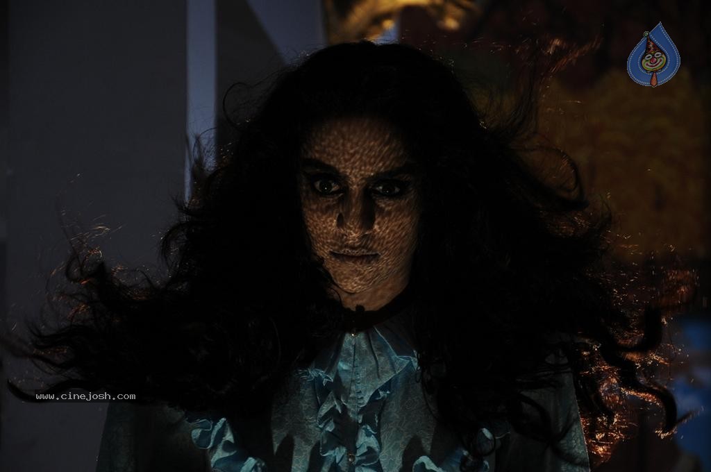 Calling Bell Movie Stills - 26 / 85 photos