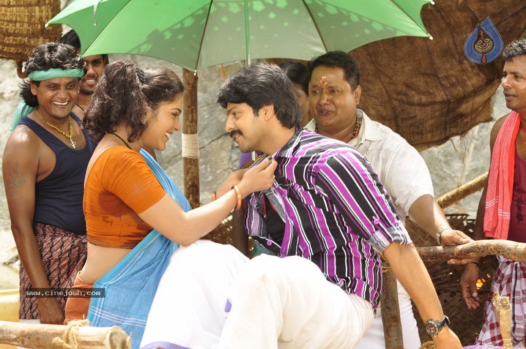 Chatriyavamsam Tamil Movie Stills - 5 / 46 photos
