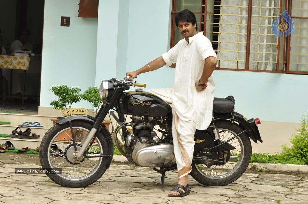 Chatriyavamsam Tamil Movie Stills - 6 / 46 photos