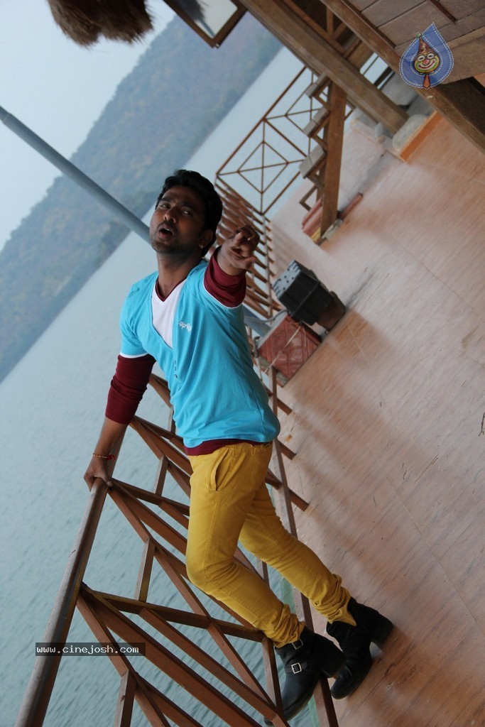 Chatting Movie New Photos - 28 / 62 photos