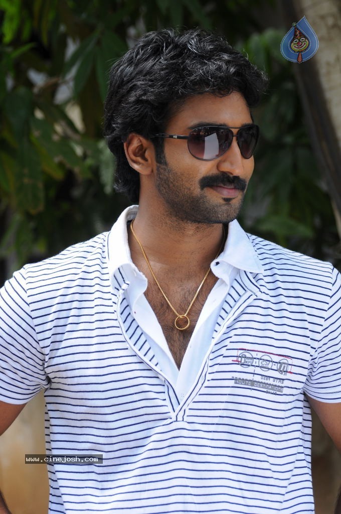 Chelagatam Movie Stills Gallery - 26 / 32 photos
