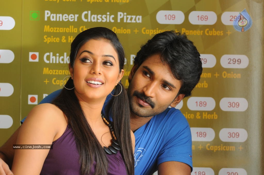 Chelagatam Movie Stills Gallery - 30 / 32 photos