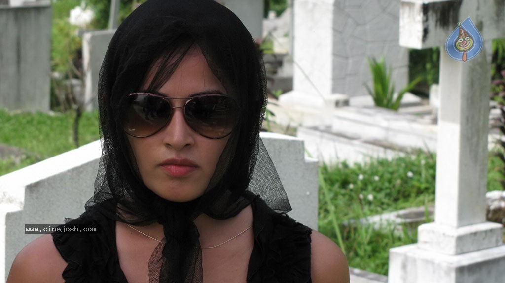 Chikki Mukki Tamil Movie Hot Stills - 11 / 48 photos