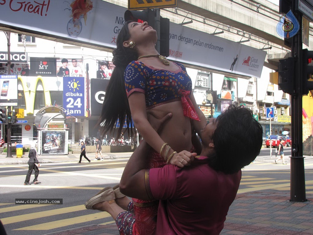 Chikki Mukki Tamil Movie Hot Stills - 28 / 52 photos