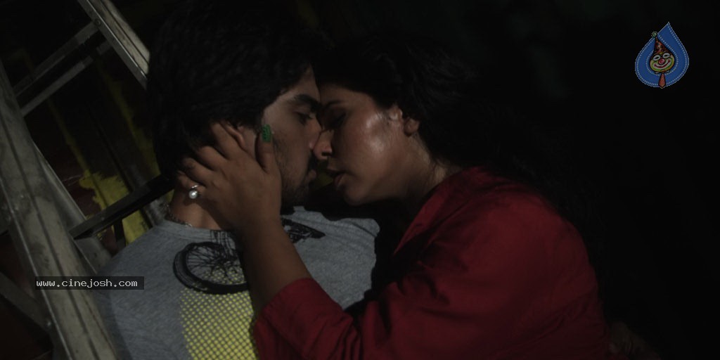 Chikki Mukki Tamil Movie Hot Stills - 49 / 52 photos