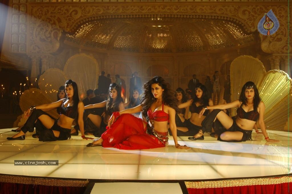 Chitrangada Singh Hot Stills in Anjaan - 2 / 3 photos