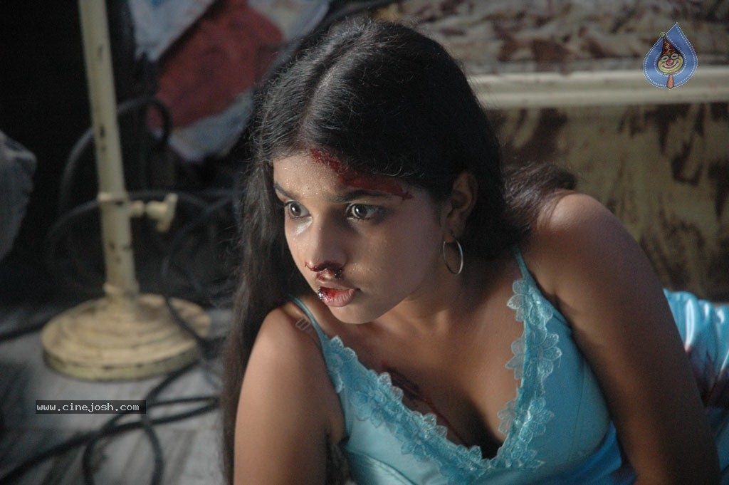 Chudah Chudah Tamil Movie Hot Stills - 33 / 132 photos