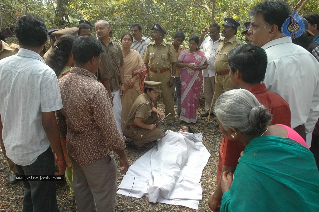 Chudah Chudah Tamil Movie Hot Stills - 37 / 132 photos