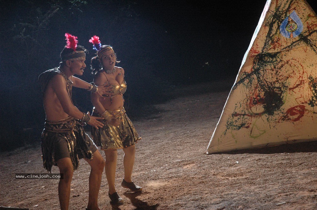 Chudah Chudah Tamil Movie Hot Stills - 56 / 132 photos