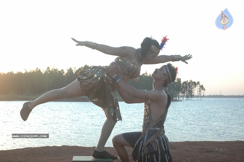 Chudah Chudah Tamil Movie Hot Stills - 57 / 132 photos