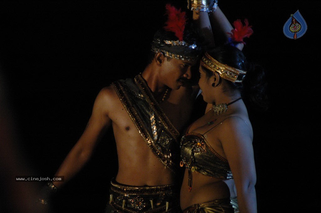 Chudah Chudah Tamil Movie Hot Stills - 72 / 132 photos