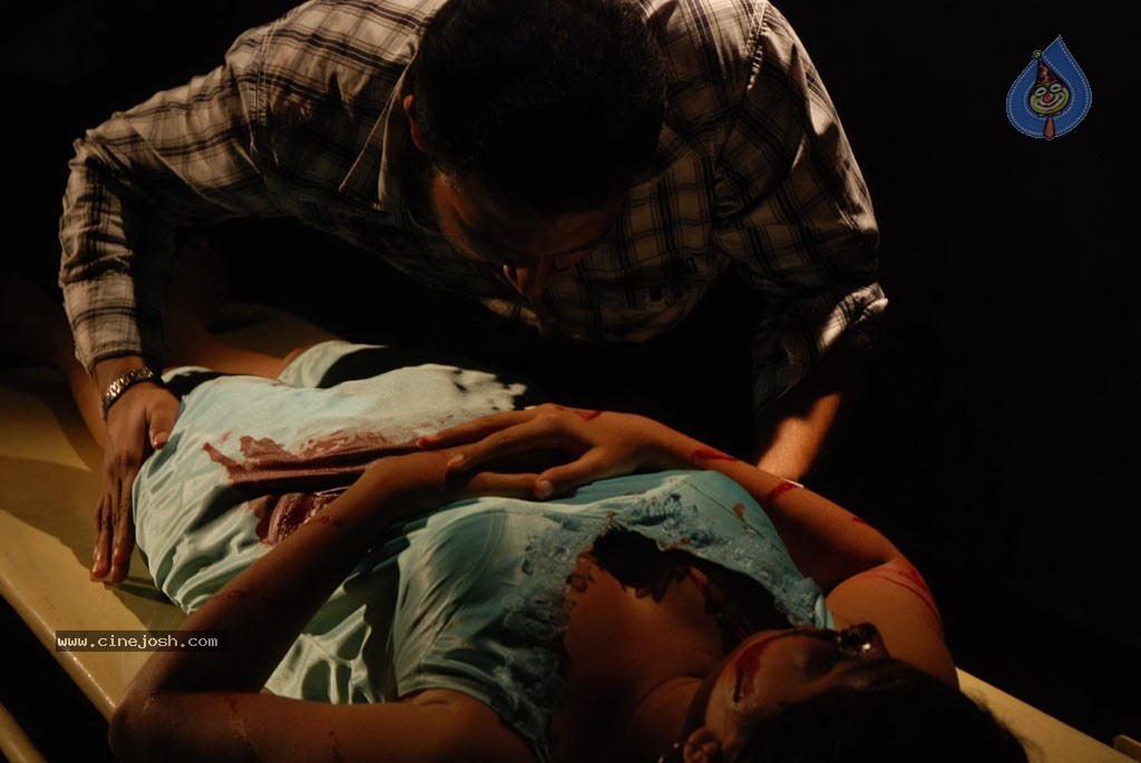 Chudah Chudah Tamil Movie Hot Stills - 100 / 132 photos