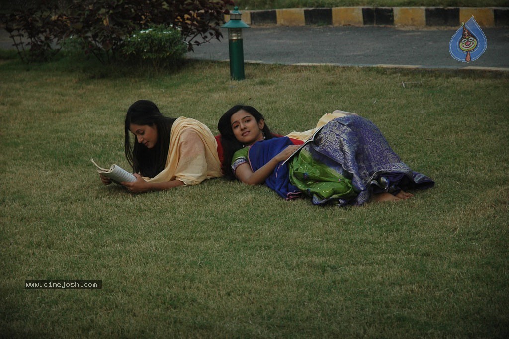 Chudah Chudah Tamil Movie Hot Stills - 103 / 132 photos