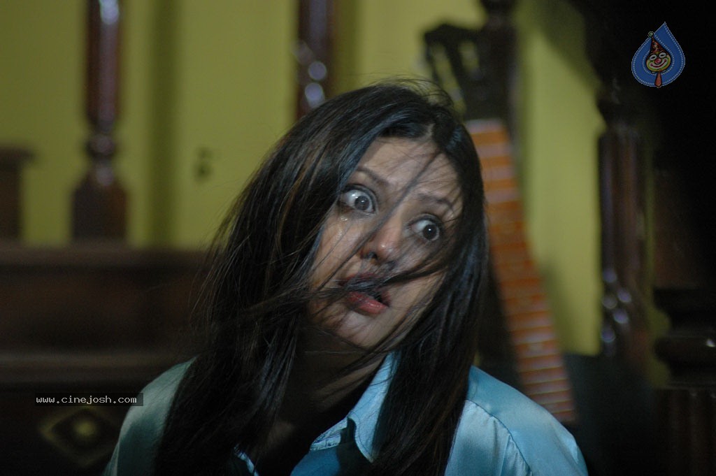 Chudah Chudah Tamil Movie Hot Stills - 122 / 132 photos