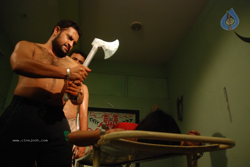 Chudah Chudah Tamil Movie Hot Stills - 123 / 132 photos