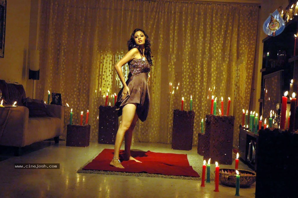 Click 3 Tamil Movie Hot Stills - 3 / 13 photos
