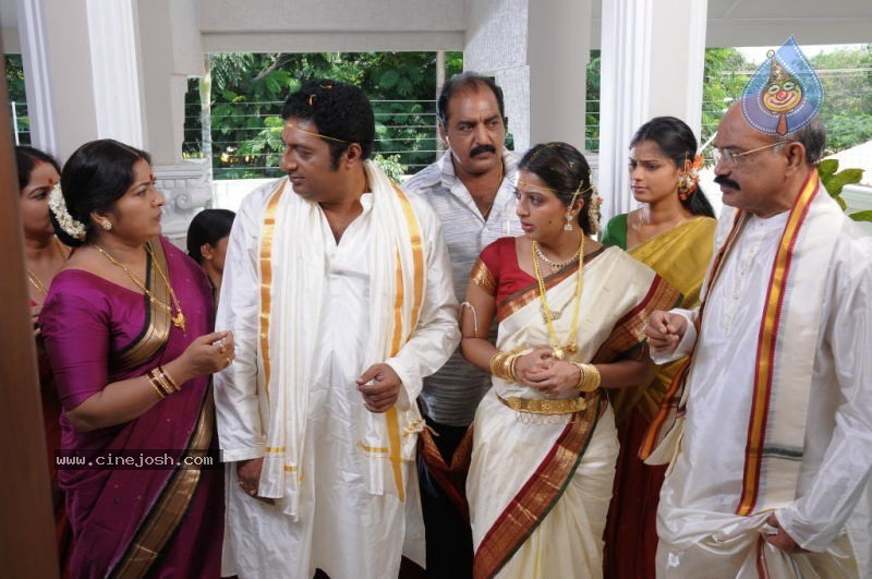 Collector Gari Bharya Movie Working Stills - 2 / 73 photos