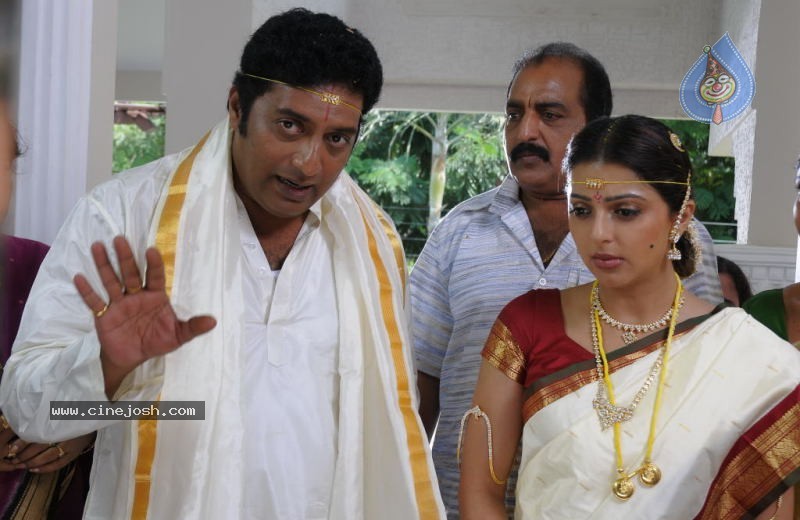 Collector Gari Bharya Movie Working Stills - 10 / 73 photos