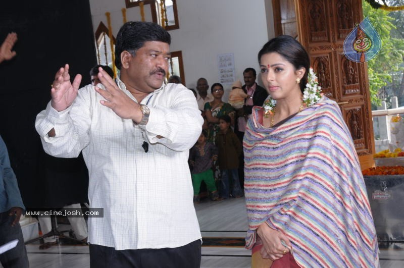 Collector Gari Bharya Movie Working Stills - 15 / 73 photos