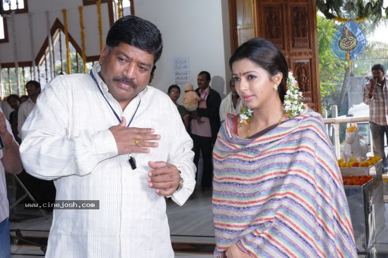 Collector Gari Bharya Movie Working Stills - 69 / 73 photos