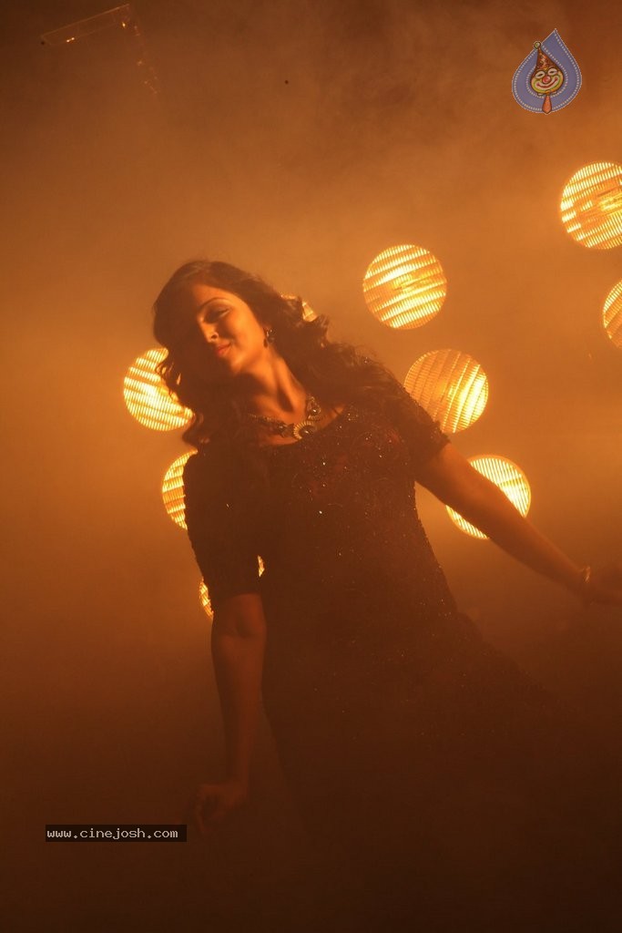 Dhanaa Dhan Movie Stills - 17 / 38 photos