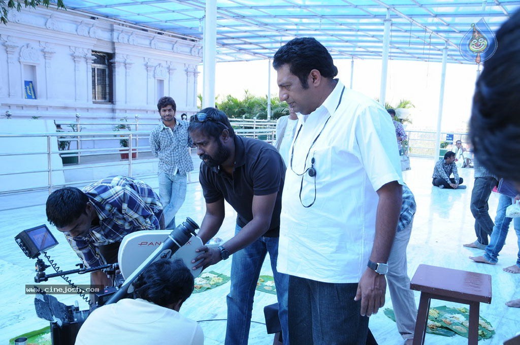 Dhoni Movie Working Stills - 5 / 37 photos