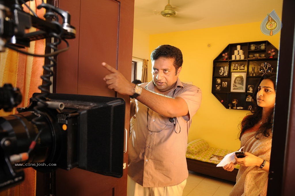 Dhoni Movie Working Stills - 11 / 37 photos