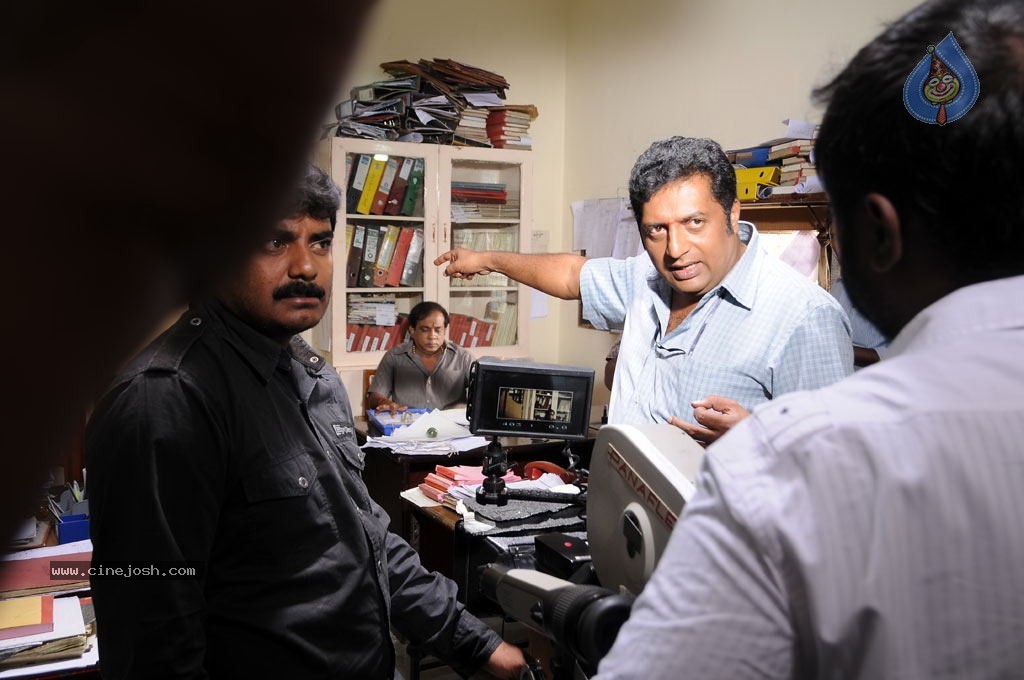 Dhoni Movie Working Stills - 18 / 37 photos