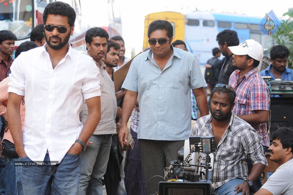 Dhoni Movie Working Stills - 19 / 37 photos