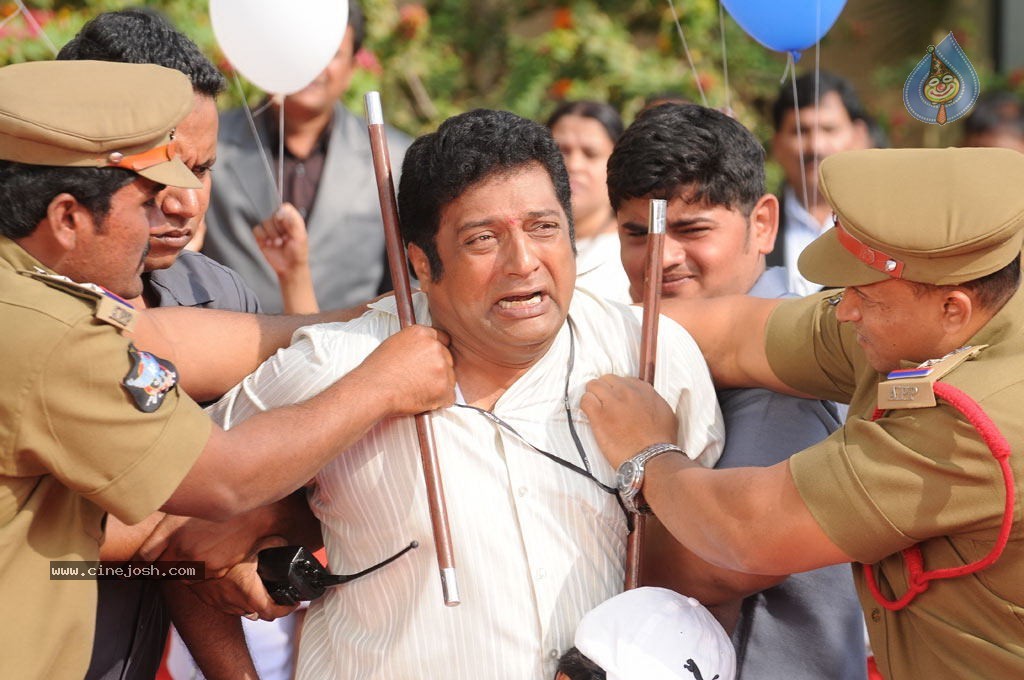 Dhoni Movie Working Stills - 21 / 37 photos