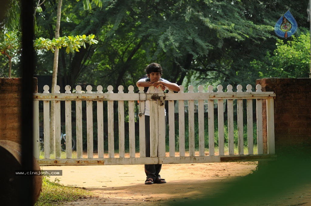Dhoni Movie Working Stills - 37 / 37 photos