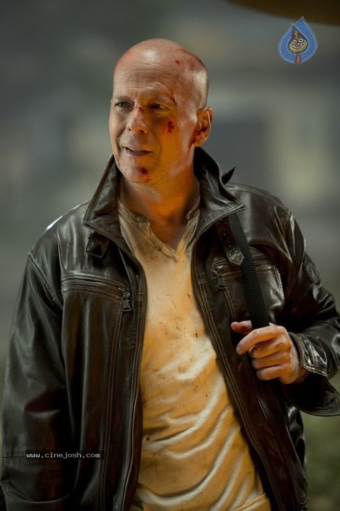 Die Hard 5 Stills - 12 / 16 photos