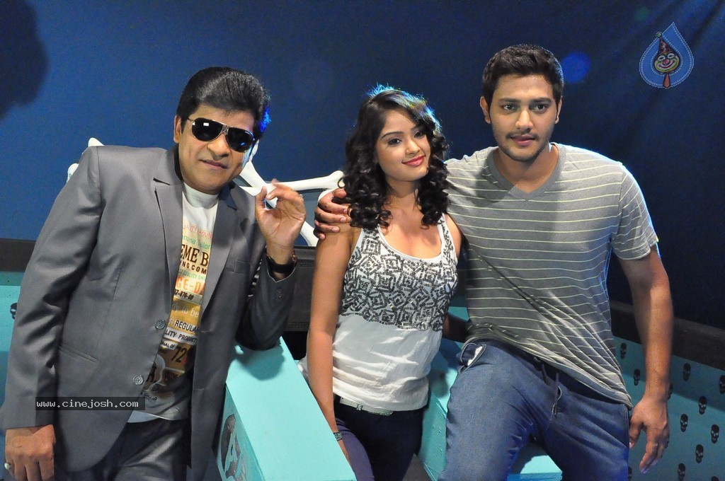 Dollars Colony Movie Hot Stills - 32 / 51 photos