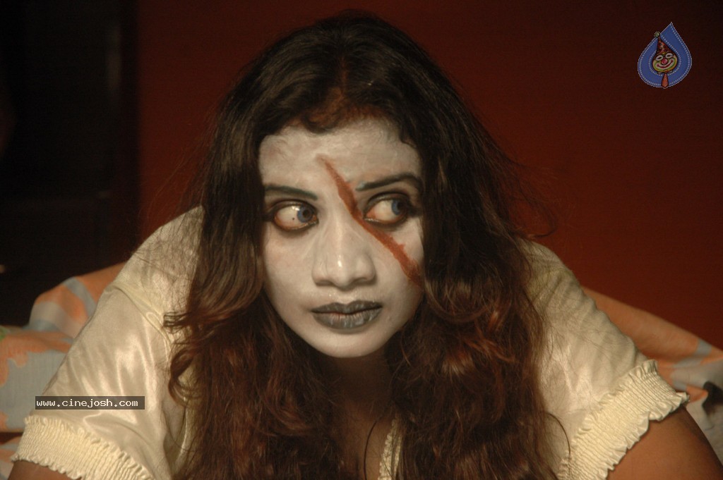 Dorakadu Movie Hot Stills - 18 / 45 photos