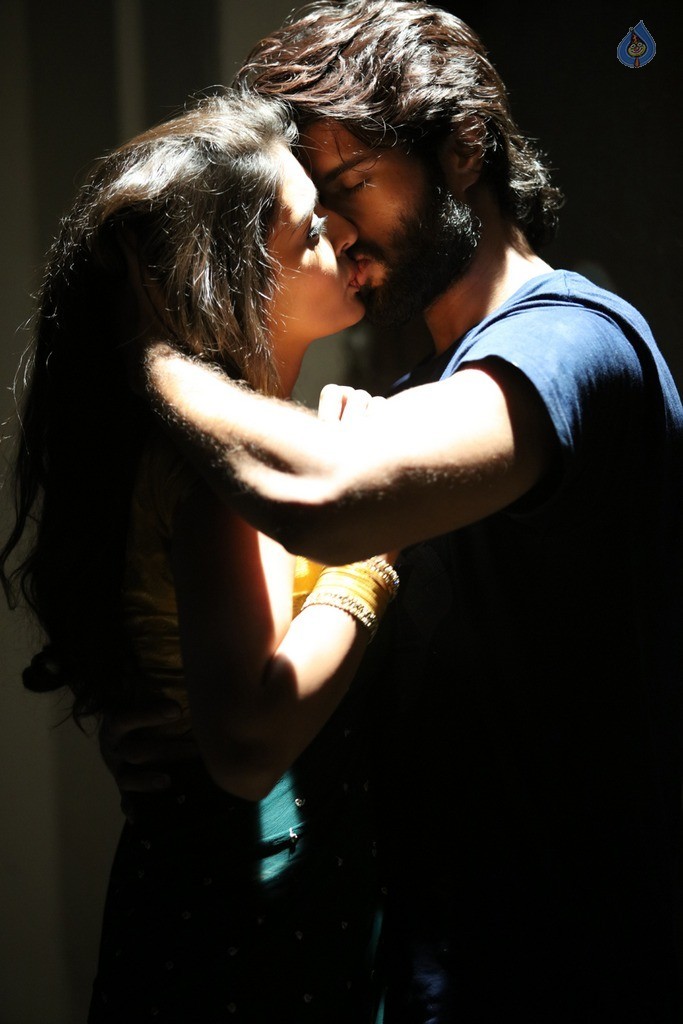 Dwaraka Movie Hero and Heroine Lip Lock Photos - 7 / 9 photos