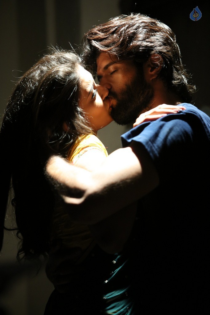 Dwaraka Movie Hero and Heroine Lip Lock Photos Photo 8 of 9